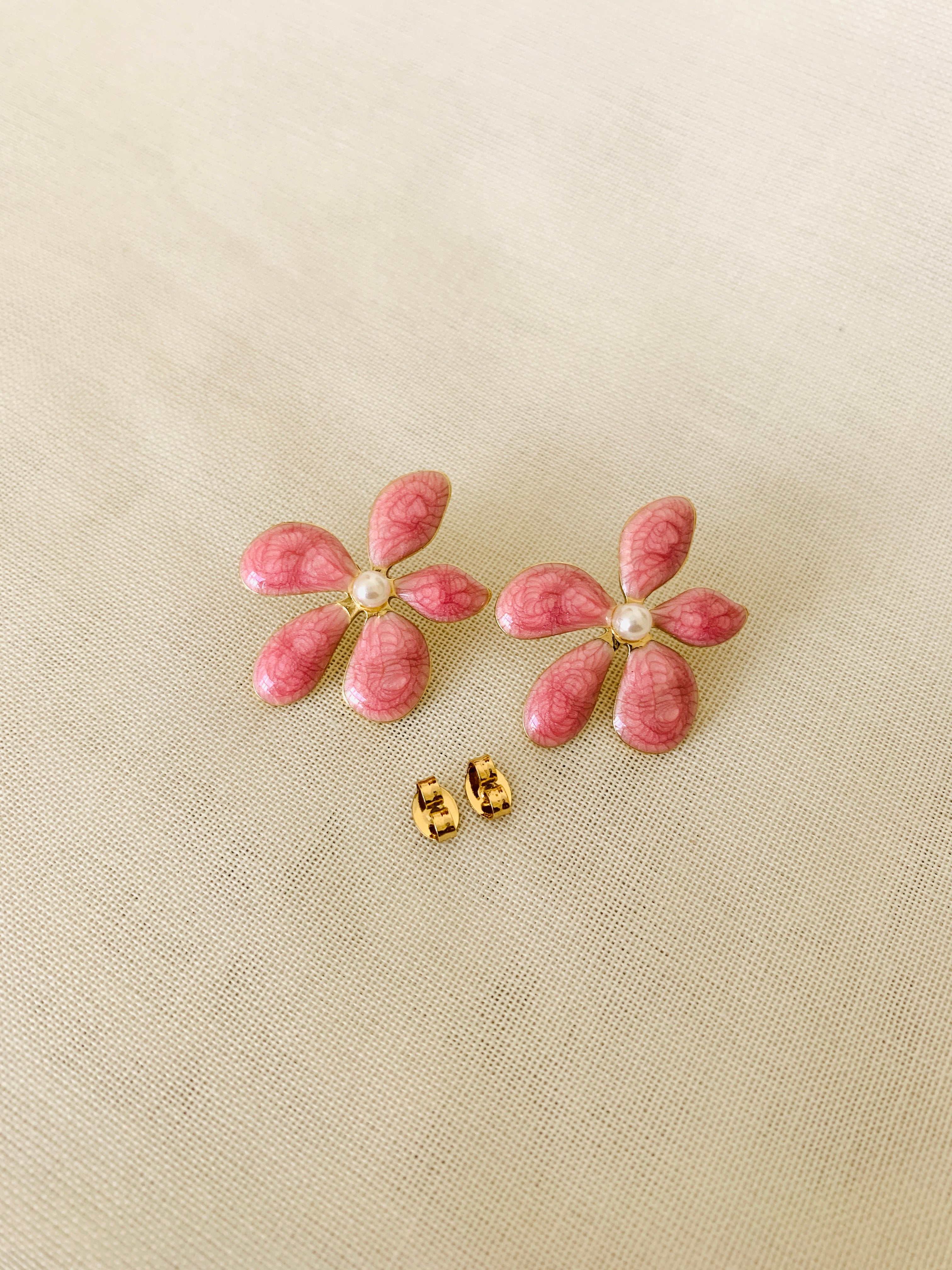 LAVA RING STUDS